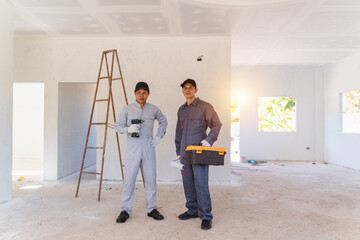 Naklejka premium Two Construction Workers in Newly Renovated Room with Ladder and Tools Showcasing a Professional and Friendly Work Environment
