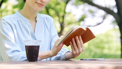 屋外で読書する女性