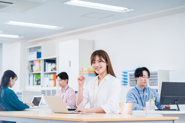 Obraz premium オフィスで働くビジネスマン