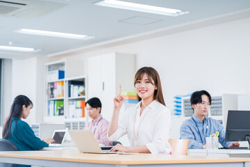 オフィスで働くビジネスマン