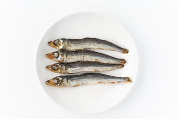 白背景にお皿に載せた焼きうるめ（丸干し）