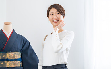 着物を女性が彼氏にねだっているシーン