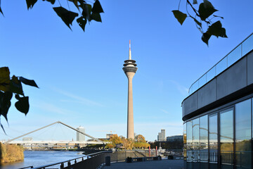 Rheinturm im Herbst in D&uuml;sseldorfer Medienhafen, Deutschland