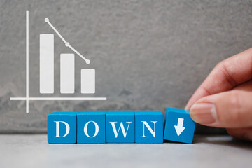 下落トレンドとDOWNブロックの暗い見通しのイメージ。