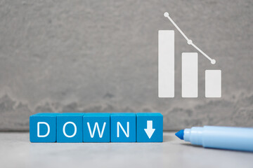 下落トレンドとDOWNブロックの暗い見通しのイメージ。