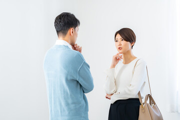 シリアスな表情でパートナーに想いを伝える女性