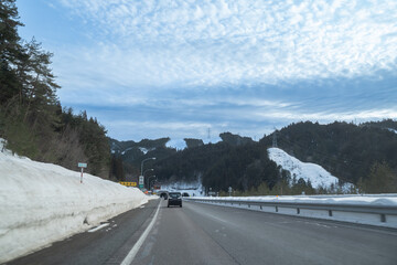 雪の積もった高速道路