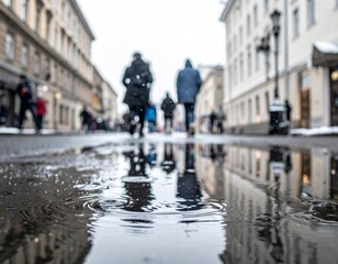 Obraz premium Urban street reflections capturing blurred figures and buildings on a wet winter day