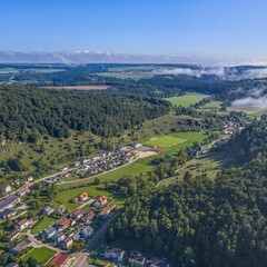 Ausblick auf die Marktgemeinde Mörnsheim nahe Solnhofen im Naturpark Altmühltal