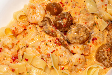 Breite Nudeln mit Lachs und Garnelen