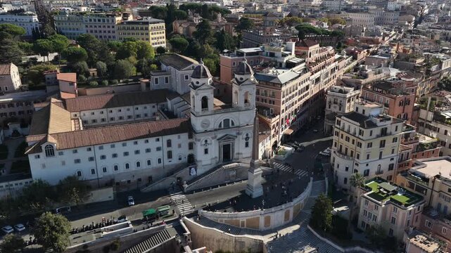 Vista Aerea della Scalinata di Trinit&agrave; dei Monti a Roma.
Trinit&agrave; dei Monti, meta turistica di viaggiatori e visitatori da tutto il mondo.