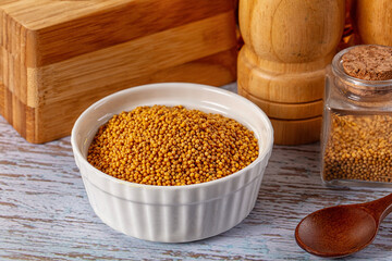 Raw dry aroma flavour mustard seeds