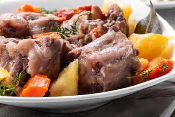 Bollito di coda di manzo con verdure, cibo italiano 