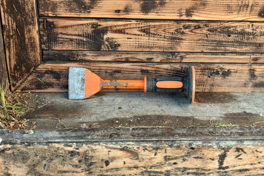 Flat masonry chisel with a safety guard