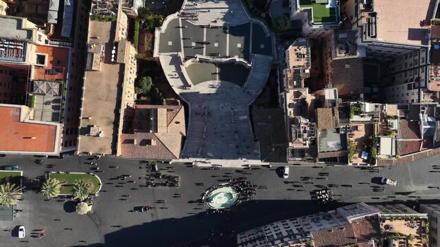 Piazza di Spagna a Roma, con l'iconica fontana (Barcaccia), vista dall'alto.
Vista aerea della fontana di piazza di Spagna ai piedi della Scalinata di Trinit&agrave; dei Monti.