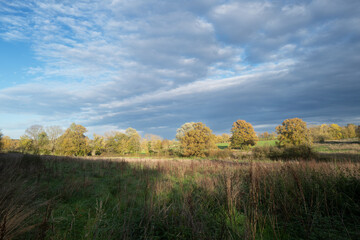 Fototapeta premium vue d'un paysage avec un ciel nuageux dans le centre de la France en Europe