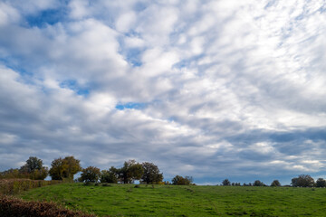 vue d'un paysage avec un ciel nuageux dans le centre de la France en Europe