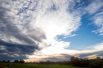 vue d'un paysage avec un ciel nuageux dans le centre de la France en Europe