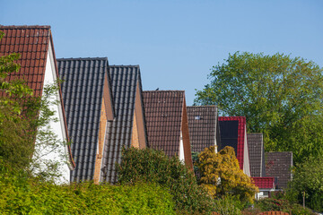 Wohngebäude im Grünen im Frühling, Bremerhaven, Bremen