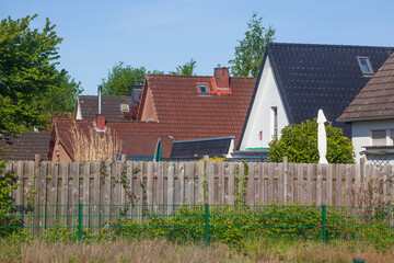 Wohngebäude im Grünen im Frühling, Bremerhaven, Bremen