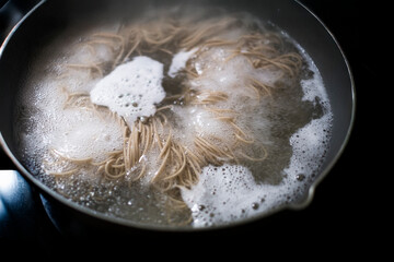 蕎麦を茹でる