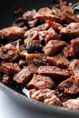 Stufato di carne di maiale e funghi 