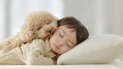 部屋の中で愛犬とお昼寝する赤ちゃん