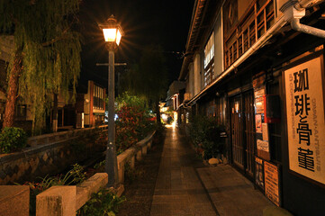 夜の幻想的な下田ペリーロードの夜景