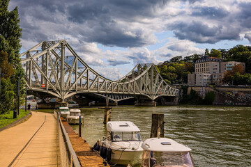 Bateaux sur les quais du quartier de Confluence &agrave; Lyon en France