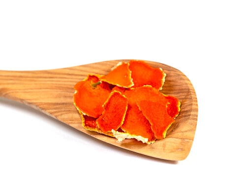 Getrocknete Mandarinenschalen auf einem Holzl&ouml;ffel