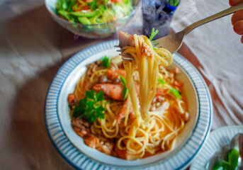 シャケとしめじのスパゲッティを食べる