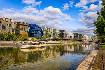 Fototapeta premium La Place Nautique dans le quartier de Confluence à Lyon en France