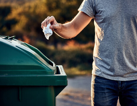 man with trash can, &ccedil;&ouml;p atan adam eli