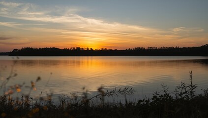 Obraz premium Lake at sunset with orange hues, emphasizing the serene natural landscape for landscape photography
