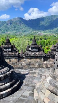 Buddhist Stupa. Borobudur Buddhist Temple is a temple complex of the Mahayana Buddhist tradition in Indonesia. It is located in the central part of the island of Java, near Yogyakarta. UNESCO. 4К