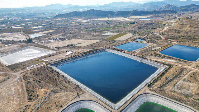 Embalses para riego a pie de monta&ntilde;a para distribuir en zona de vi&ntilde;edos en la comarca de Novelda en Alicante
