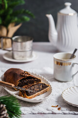 Gebackenes Kletzenbrot auf einem Teller und eine Tasse Kaffee auf einem rustikalen Tisch. Weihnachten, Dessert.