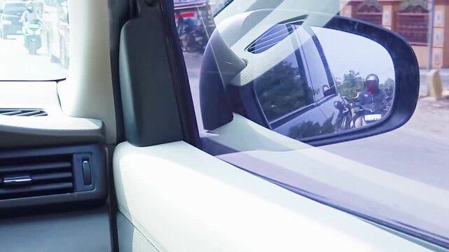 Besides staying focused ahead and maintaining a safe distance while driving, also pay attention to the rearview mirror to see the activity of vehicles behind us and other vehicle signs.