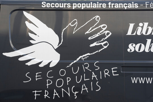 D&eacute;tail d'un fourgon du Secours Populaire fran&ccedil;ais dans une rue de Bordeaux, France