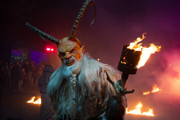 D&auml;mon mit Bartzopf und  Feuertopf