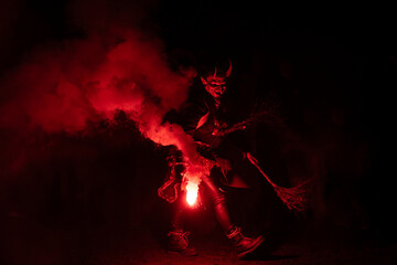 Lachender roter Teufel im H&ouml;llennebel