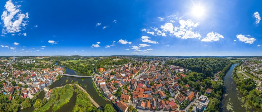 Sommerlicher Ausblick auf die Stadt Burglengenfeld an der Naab im Kreis Schwandorf