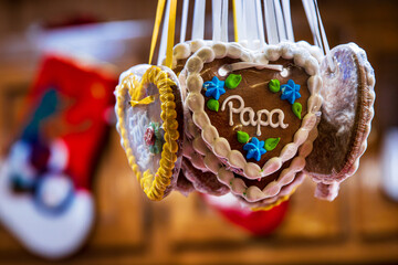 Gingerbread hert cookie decorated with floral details and the word Papa. Lebkuchenherz hanging at a...