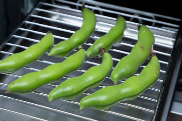 グリルの網に乗ったそら豆