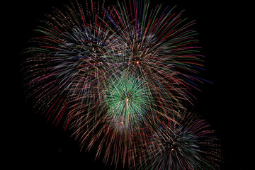 長野えびす講花火大会の美しく放物線を描く花火