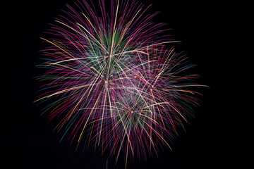 長野えびす講花火大会の美しく放物線を描く花火