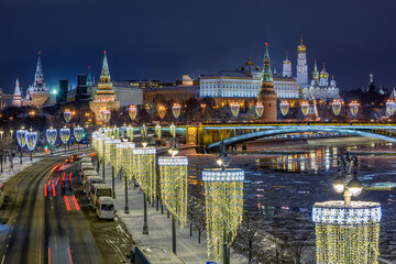 Obraz premium Moscow Kremlin, embankment of Moscow River with Christmas decoration at night in Moscow, Russia. Architecture and landmark of Moscow