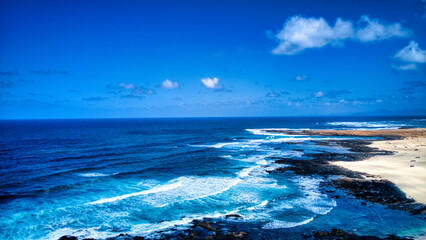 Fotos aérea con dron de la costa de Fuerteventura, El Cotillo, Canarias.