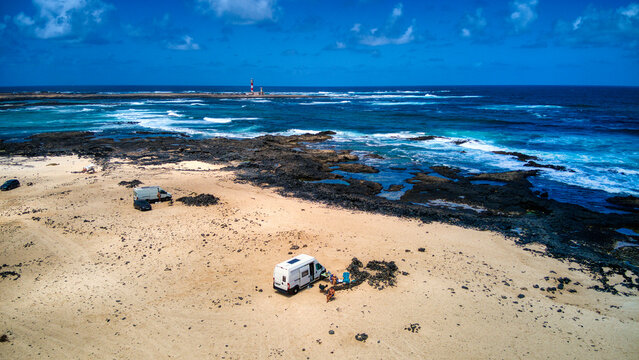 Foto a&eacute;rea con dron del mundo camper en Fuerteventura, El Cotillo, Canarias