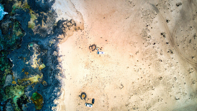 Foto a&eacute;rea con dron del mundo camper en Fuerteventura, El Cotillo, Canarias